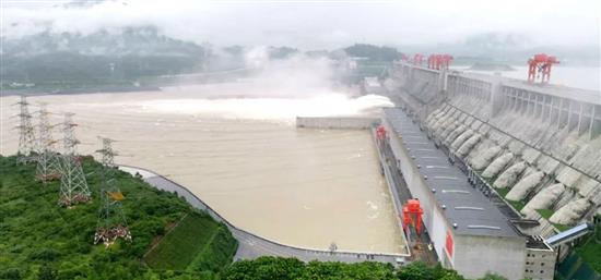 长江2020年第2号洪水通过三峡枢纽工程。摄影：郑斌